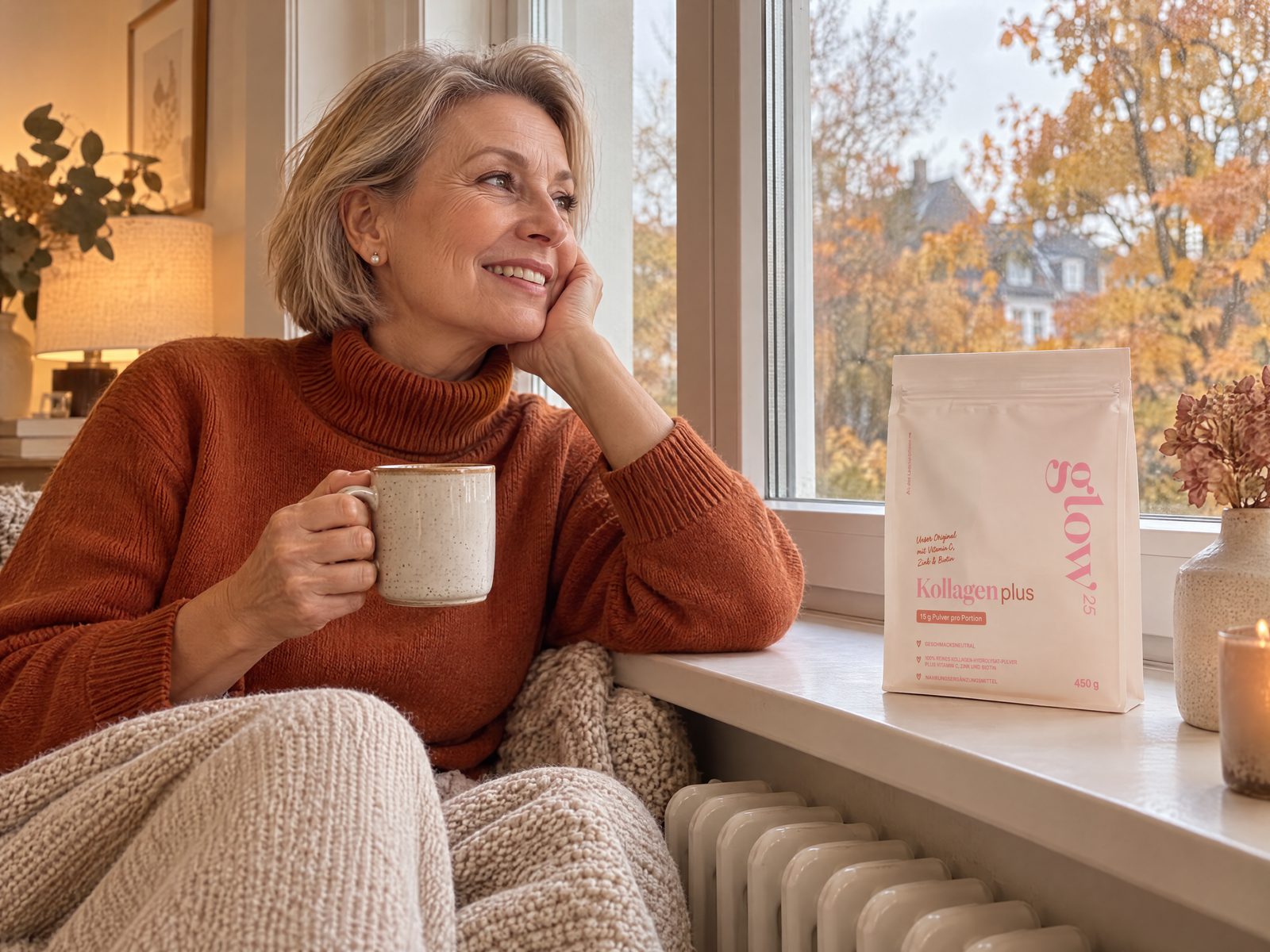 Frau im rostroten Rollkragenpullover am Fenster mit Herbstlaub, daneben Kollagen Plus
