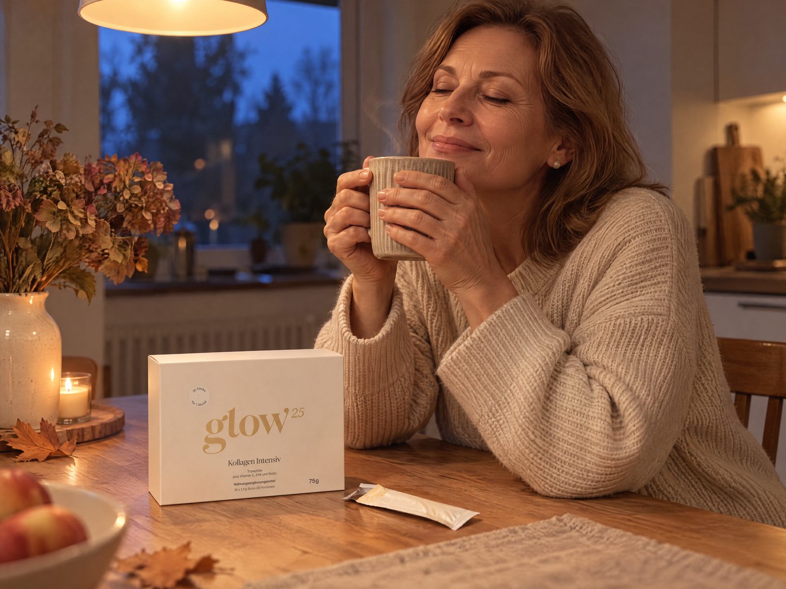 Frau im Strickpullover hält am dunklen Herbstmorgen ihren Kaffee, daneben Kollagen Intensiv