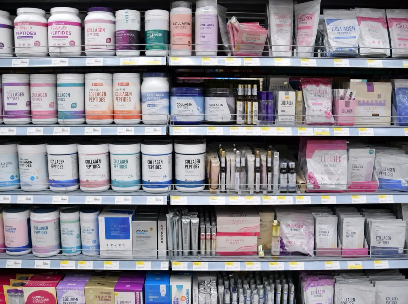 Ein &uuml;berf&uuml;lltes Drogerieregal mit vielen g&uuml;nstigen Kollagen-Produkten