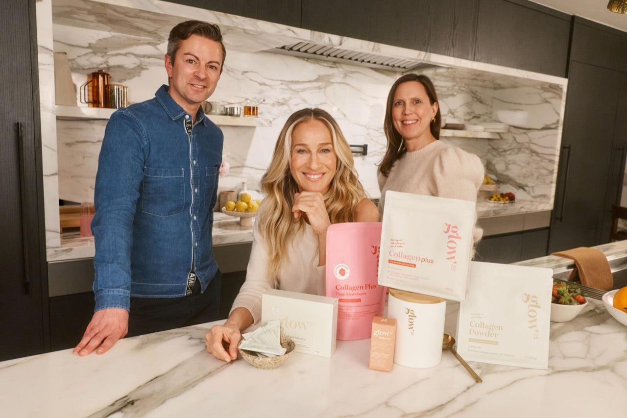Sarah Jessica Parker mit dem Glow25-Gründerteam und der Glow25-Kollagen-Range