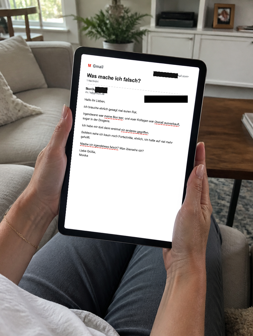 Hand einer Frau um die 50 hält ein iPad mit Monikas Nachricht auf dem Bildschirm
