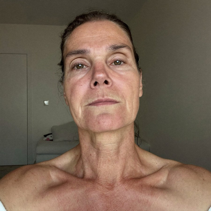 Selfie di Paola, circa 55 anni, pelle stanca e spenta con rughe profonde, guarda delusa nella fotocamera