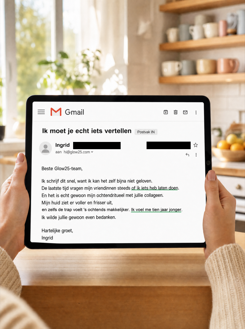 Hand van een vrouw rond de 50 houdt een iPad vast met Ingrids bericht op het scherm