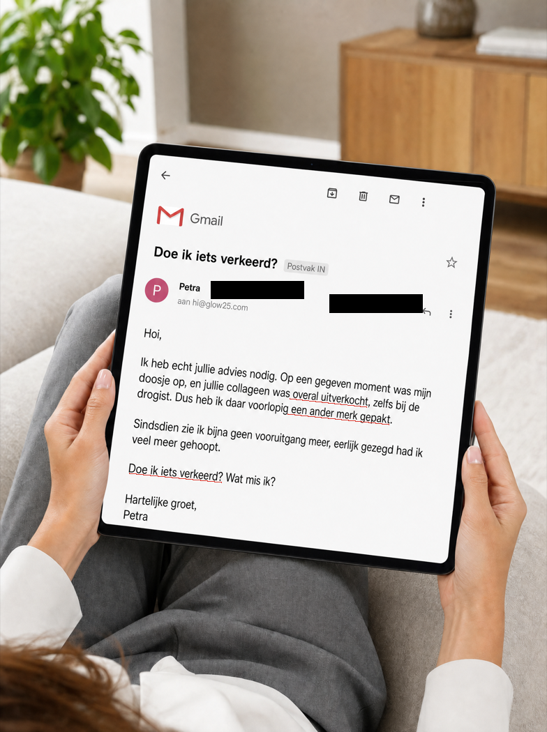 Hand van een vrouw rond de 50 houdt een iPad vast met Petra's bericht op het scherm