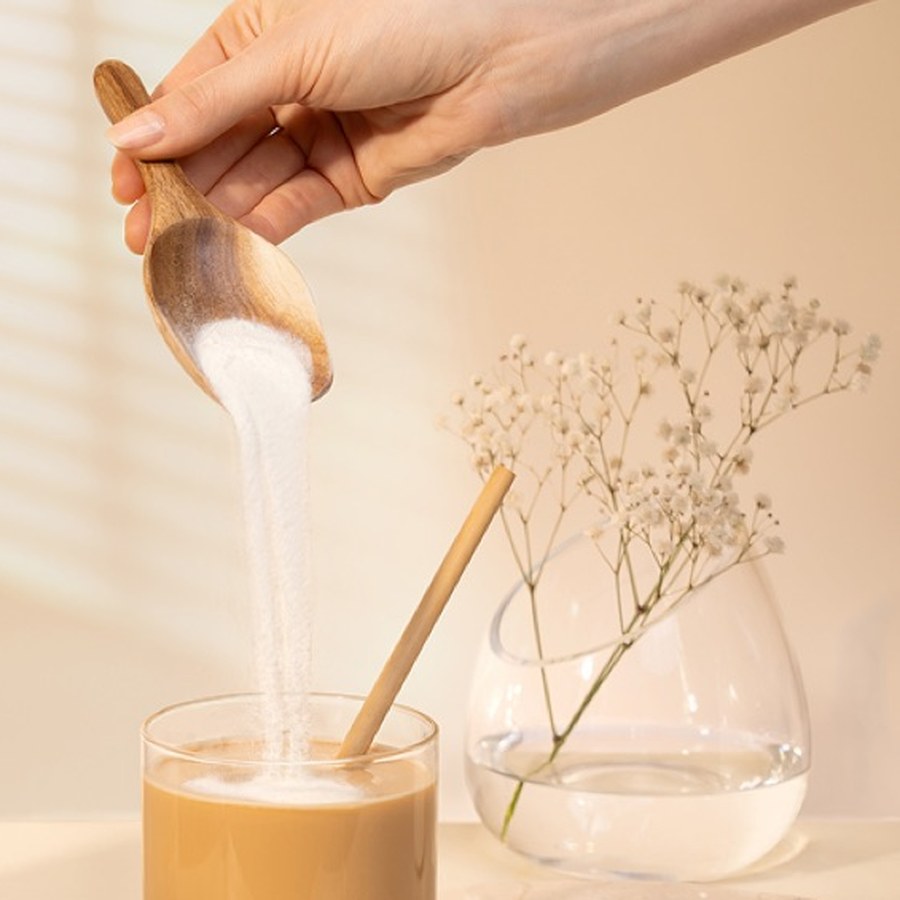 Collagen Plus viene mescolato in un caffè