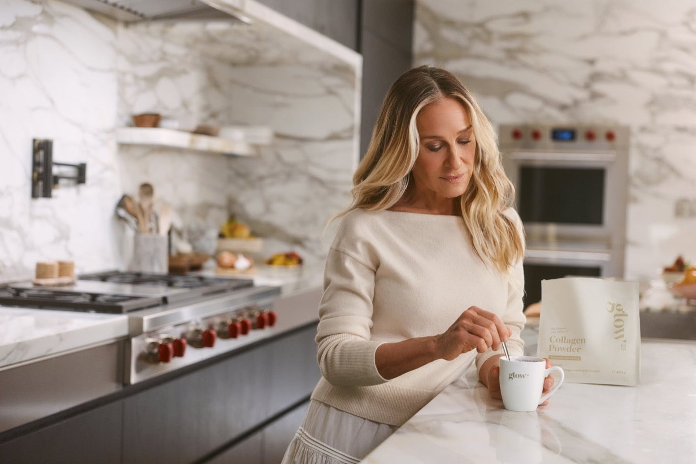 Sarah Jessica Parker mescola il collagene Glow25 nel suo caffè