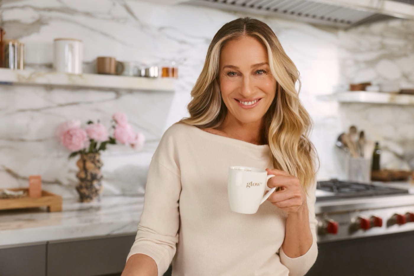 Sarah Jessica Parker with her Glow25 cup in the kitchen